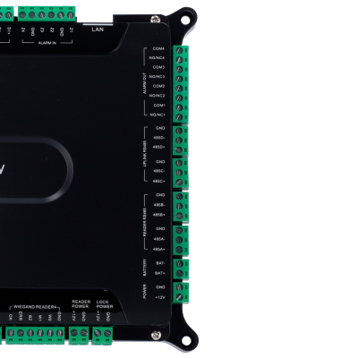 Módulo eletrônico preto com conexões verdes e etiquetas brancas