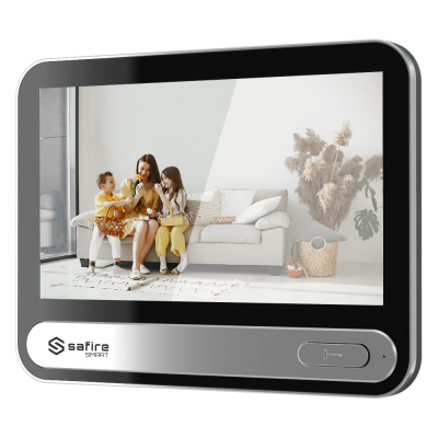 Ecrã digital Safire SMART a mostrar família num sofá