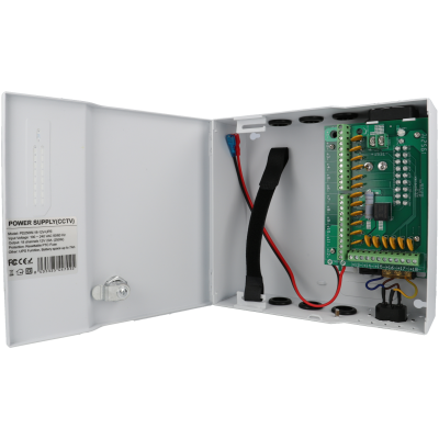 Caixa metálica branca aberta com placa eletrónica e cabos no interior