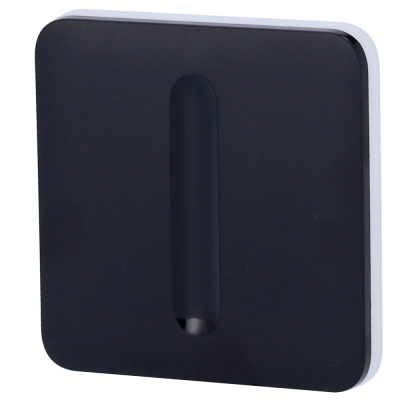 Carregador wireless quadrado preto com bordas brancas e sulco vertical.