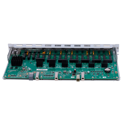 Placa eletrónica verde com componentes pretos e etiquetas brancas