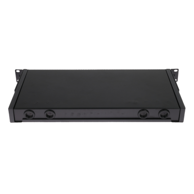 Dispositivo electrónico preto rectangular con entradas circulares e soportes para rack.