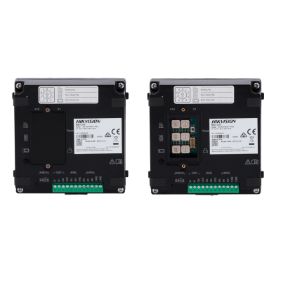 Dois dispositivos eletrônicos pretos Hikvision com etiquetas e conexões visíveis