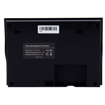 Parte traseira de terminal de assiduidade preto com etiquetas técnicas e código de barras.