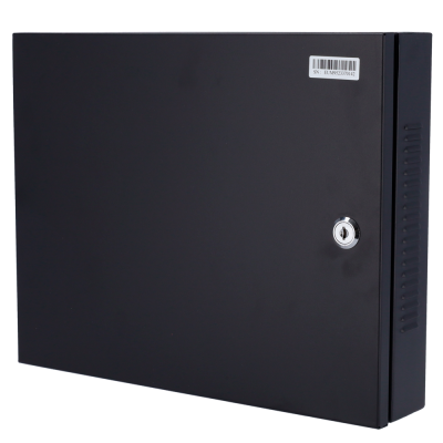 Caixa de metal preta fechada com chave e etiqueta