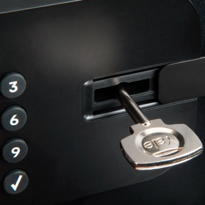 Fechadura eletrónica preta com botões numerados e chave metálica Yale