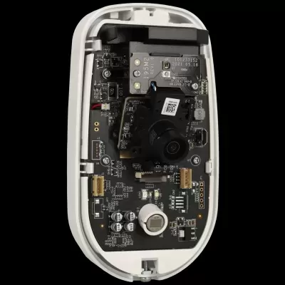 Interior de câmara de segurança com placa eletrónica e lente preta