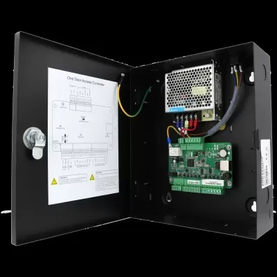 Controlador de acesso para uma porta com caixa metálica preta aberta mostrando componentes eletrónicos internos e diagrama de ligação.