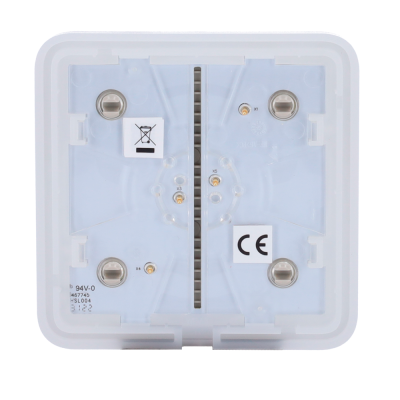 Caixa branca quadrada com contactos e etiquetas CE e símbolo de lixo