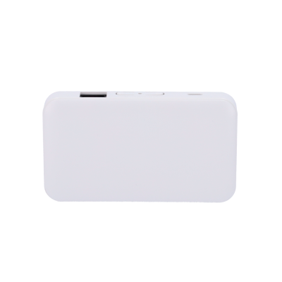 Power bank portátil branco com porta USB e botão