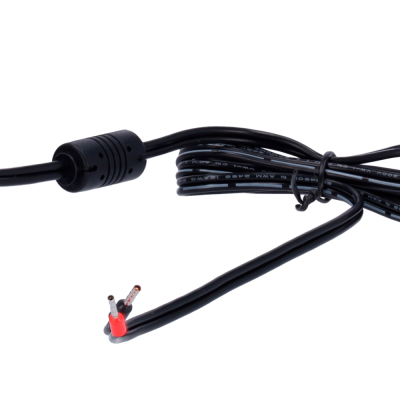 Cabo preto com conexões vermelhas expostas e filtro de ferrite.