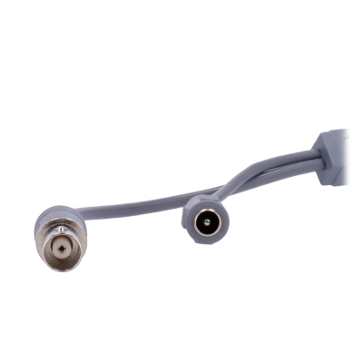 Cabo cinzento com conectores coaxial e redondo em fundo branco