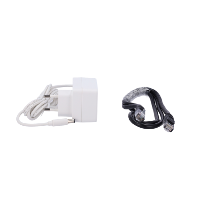 Carregador branco com cabo e cabo de rede preto com conectores RJ45