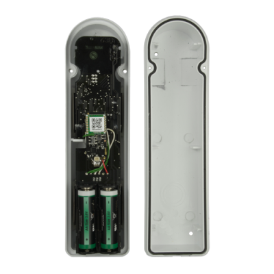 Caixa plástica branca aberta com circuito eletrônico e duas pilhas AA verdes