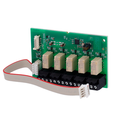 Placa eletrónica verde com cinco relés Panasonic e LEDs numerados