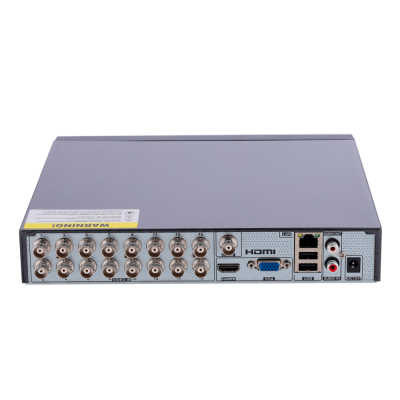 Aparelho cinzento com múltiplas entradas e várias portas na parte traseira