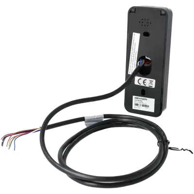 Leitor de cartão preto Hikvision com cabo e fios expostos
