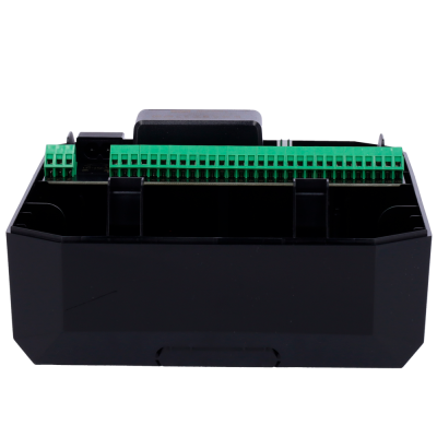 Dispositivo eletrônico preto com conector verde de vários terminais