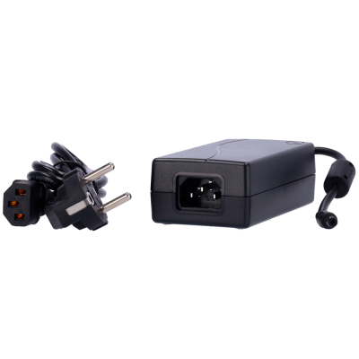 Carregador preto com cabo de alimentação e ficha europeia