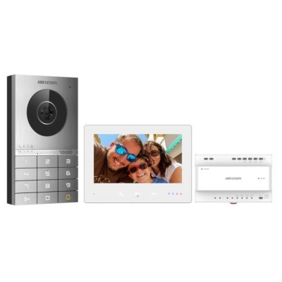 Conjunto intercomunicador Hikvision com leitor numérico, monitor com imagem de família e unidade modular branca