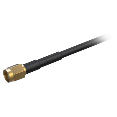 Antena preta com conector metálico dourado