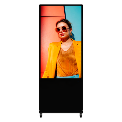 Ecrã digital com imagem de mulher de casaco amarelo e óculos de sol laranja