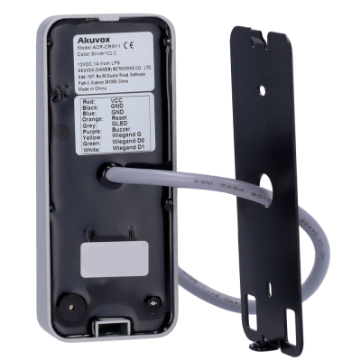 Dispositivo eletrônico Akuvox ACR-CRM11 com cabos expostos e etiqueta de conexão