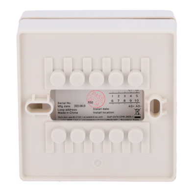 Parte traseira de aparelho branco quadrado com terminais e etiqueta técnica