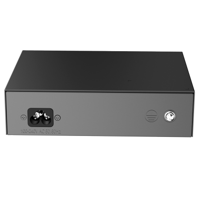 Vista traseira de equipamento eletrónico cinzento escuro com conector de energia