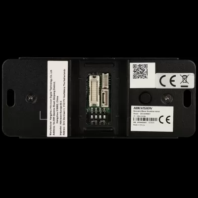 Unidade de controlo de porta Hikvision DS-K2M061 preta com etiquetas e QR code
