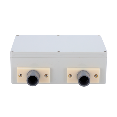 Caixa retangular cinzenta com duas saídas cilíndricas cinzentas na frente