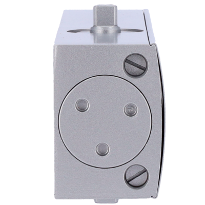 Peça metálica cinza com parafusos e círculo gravado