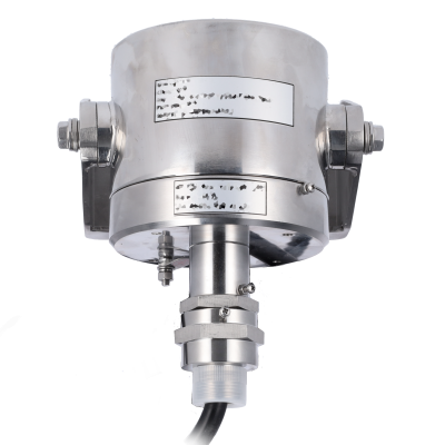 Sensor industrial metálico prateado com parafusos e cabo preto