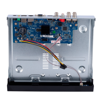 Dispositivo eletrónico aberto com placa de circuito azul e conetores metálicos