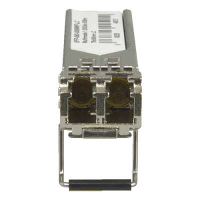 Módulo SFP prateado com duas conexões ópticas e etiqueta branca