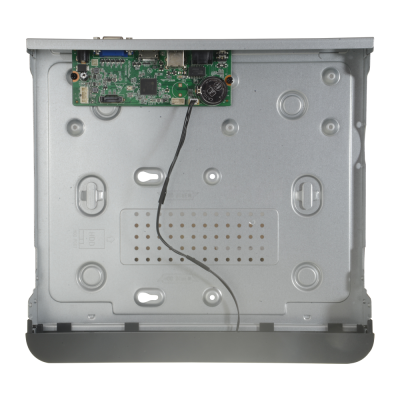 Chassi metálico com placa de circuito eletrónico interno