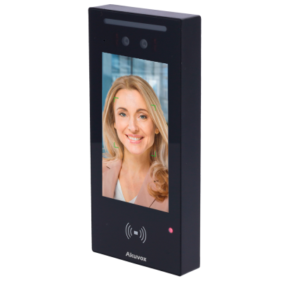 Dispositivo eletrônico preto com ecrã mostrando uma mulher sorridente e o nome Akuvox