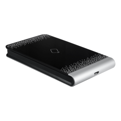 Disco rígido externo portátil preto com padrão de pontos cinzentos e extremidade prateada