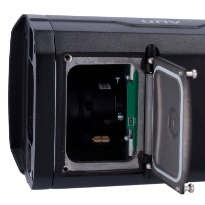 Câmara de segurança preta com porta aberta a mostrar interior e componentes eletrónicos.