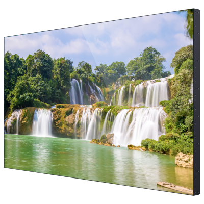Ecrã digital a mostrar cascata com água e vegetação