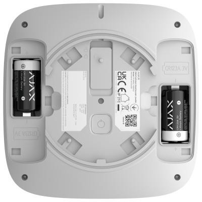 parte traseira branca de dispositivo eletrónico com pilhas e etiquetas técnicas