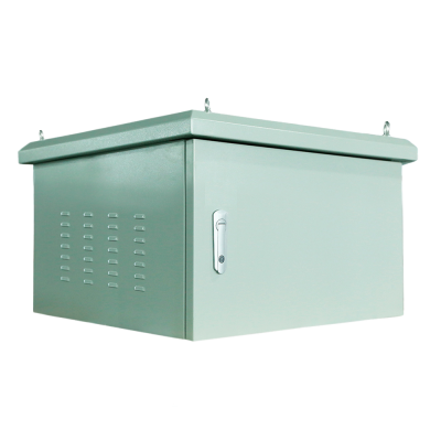 Arca metálica verde com porta e orifícios de ventilação