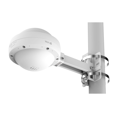Câmara de segurança WiFi 6 branca montada num suporte metálico ajustável num poste cinza