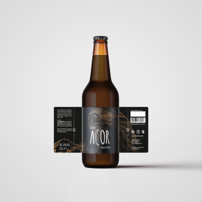 Garrafa de cerveja com rótulo preto e texto ASOR