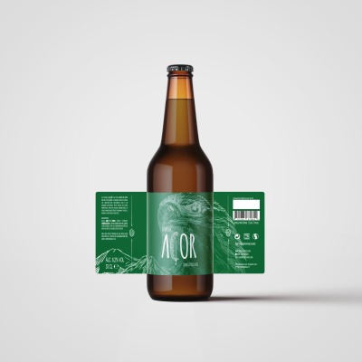 Garrafa de cerveja castanha com rótulo verde e texto 'ALCOR'