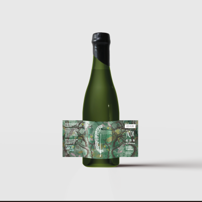 Garrafa de vidro verde escura com etiqueta abstrata verde e azul