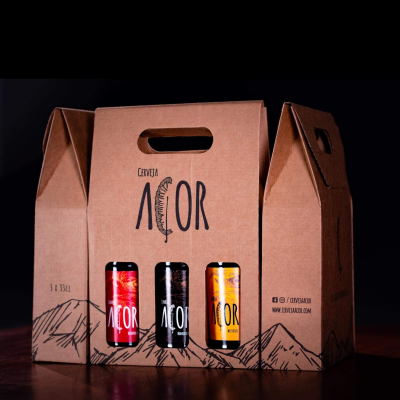 Pack de três cervejas Cerveja Açor em caixa de papelão castanha com alça e rótulos coloridos