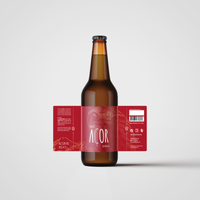 Garrafa de cerveja com rótulo vermelho e texto em branco