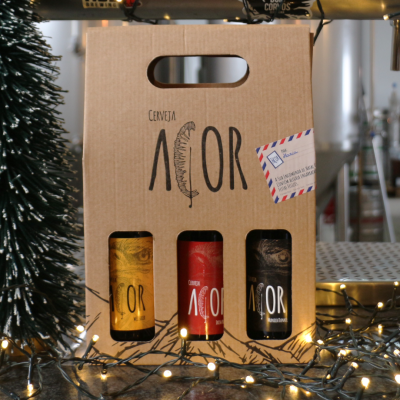 Pack de cervejas AÇOR com três garrafas e decoração de Natal