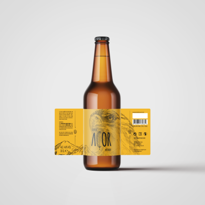Garrafa de cerveja âmbar com rótulo amarelo com desenho de águia